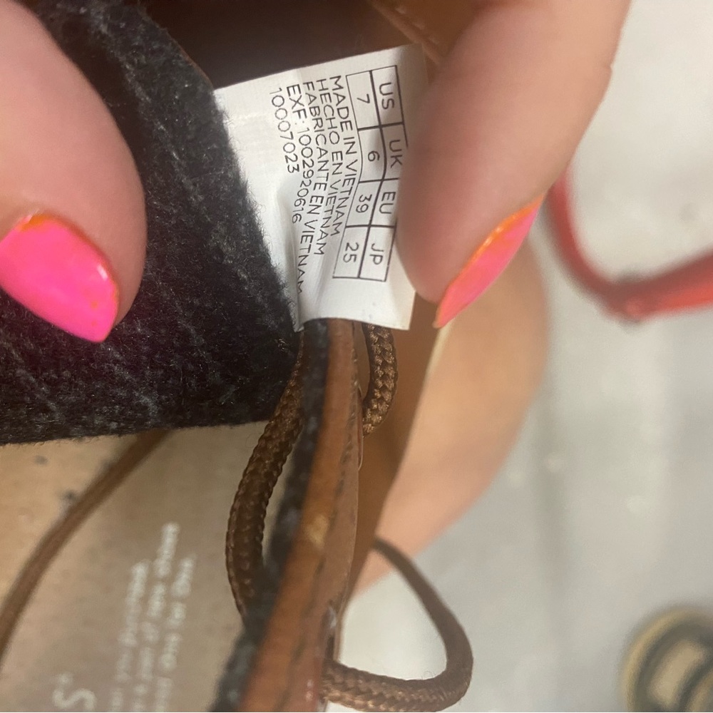 Size 7 men’s Tom’s - Picture 3 of 3